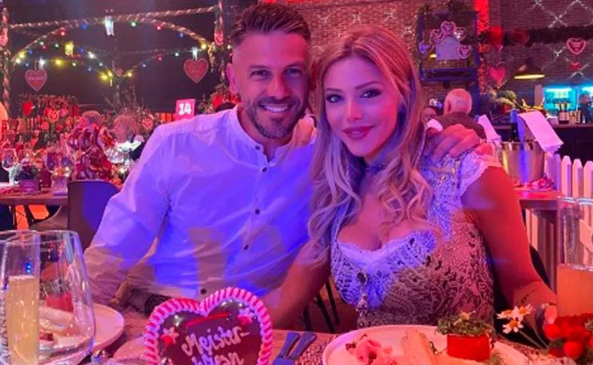 Micho junto a Evangelina Anderson.
