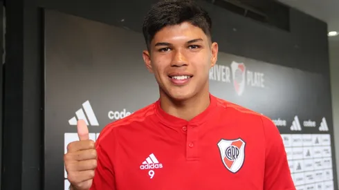 Pulgar arriba para el goleador de la jornada.