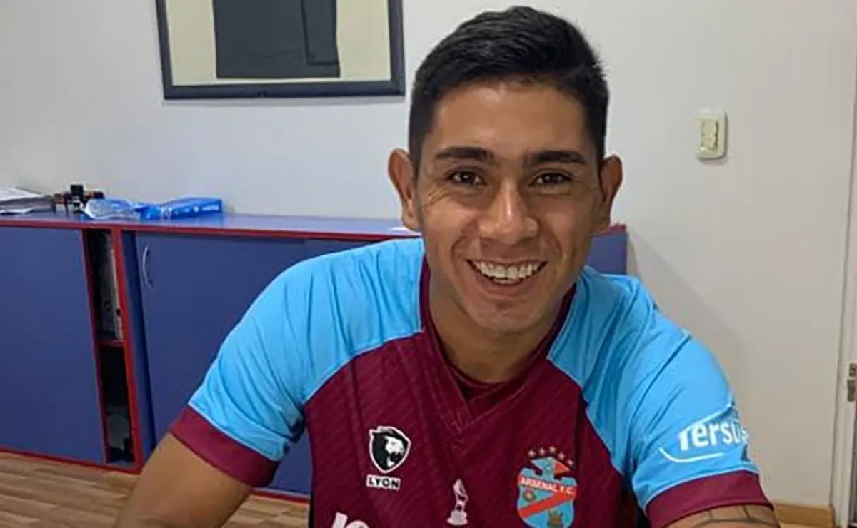 El momento de la firma del delantero en su nuevo club.