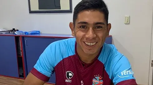 El momento de la firma del delantero en su nuevo club.