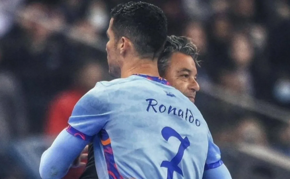 El abrazo del Muñeco y CR7 en una noche soñada para el ex DT de River.