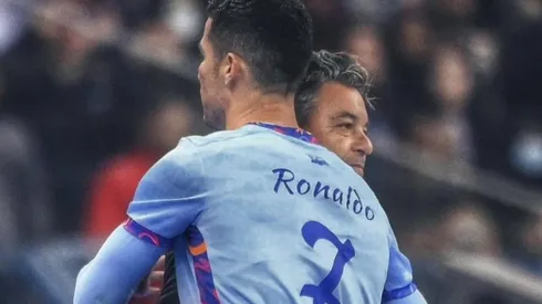 El abrazo del Muñeco y CR7 en una noche soñada para el ex DT de River.