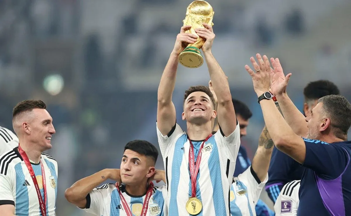 Julián Álvarez con la copa más deseada de todas.