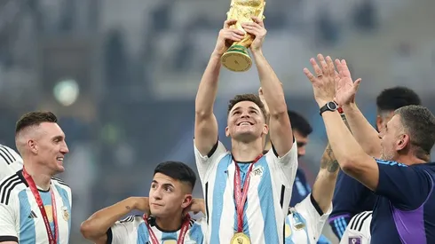 Julián Álvarez con la copa más deseada de todas.