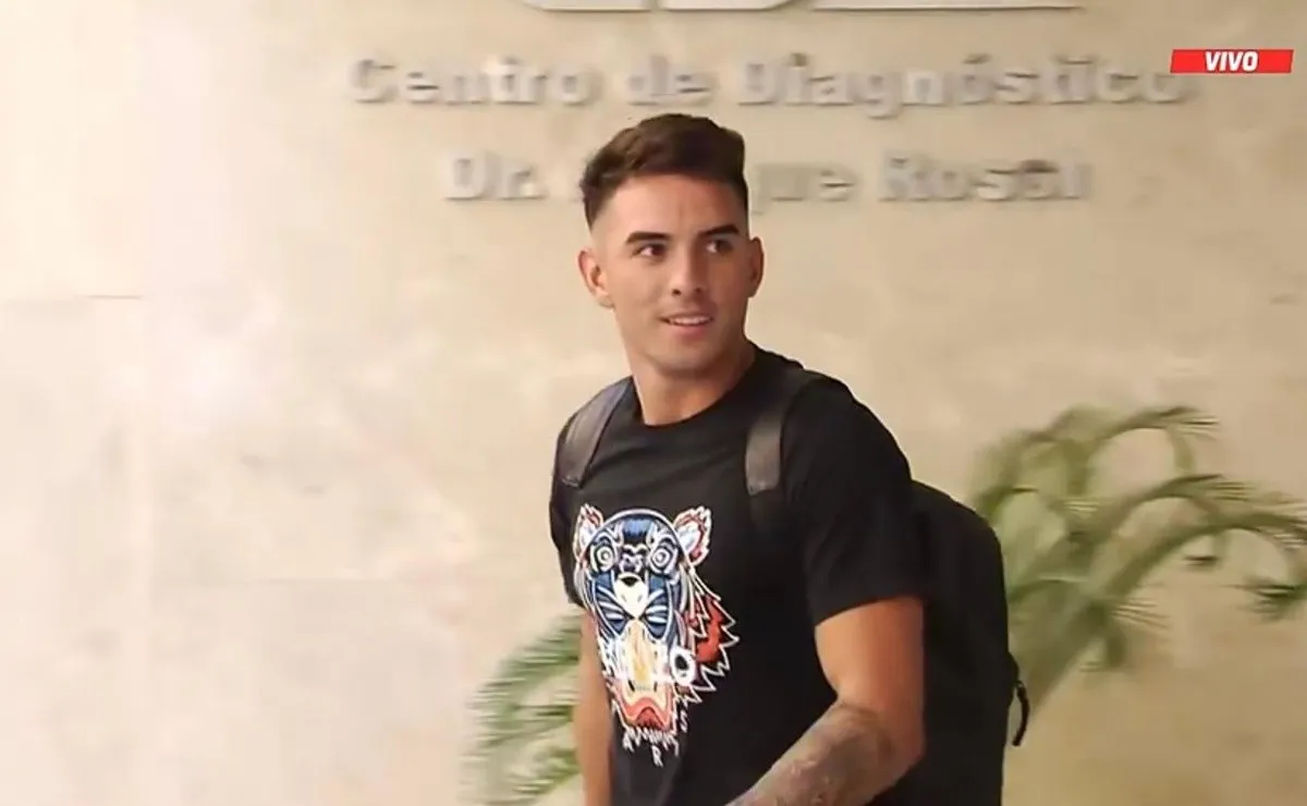 Acompañado por uno de sus representantes, Enzo Díaz se hizo los estudios.