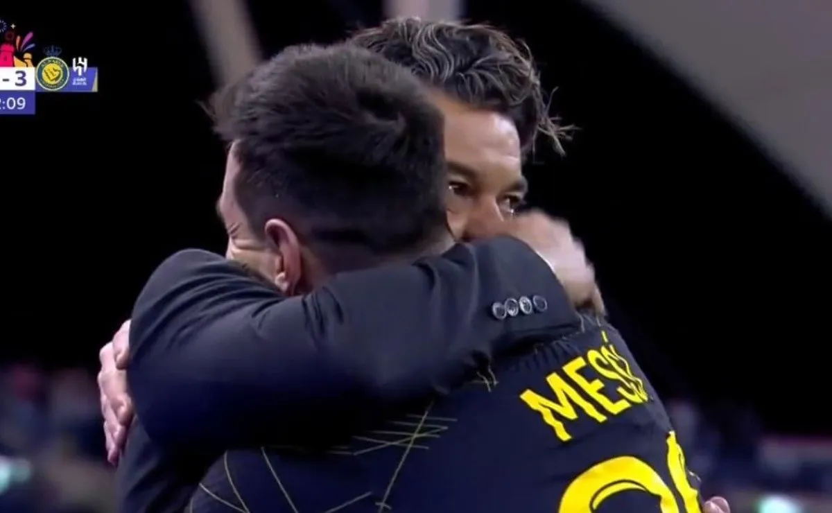 El emotivo abrazo que se dieron el Muñeco y Lionel en el medio del partido.