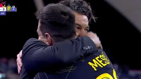 El emotivo abrazo que se dieron el Muñeco y Lionel en el medio del partido.