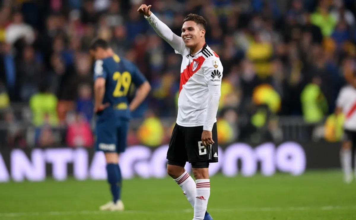 Quintero celebra su golazo ante Boca en el Bernabéu.