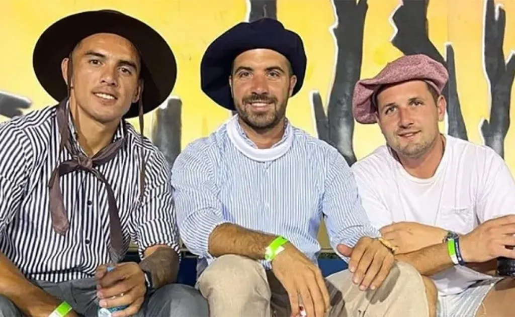 A la izquierda y siempre de camisa y sombrero, Enzo Díaz junto a sus amigos de toda la vida.