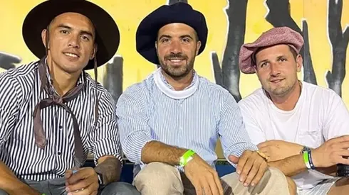 A la izquierda y siempre de camisa y sombrero, Enzo Díaz junto a sus amigos de toda la vida.