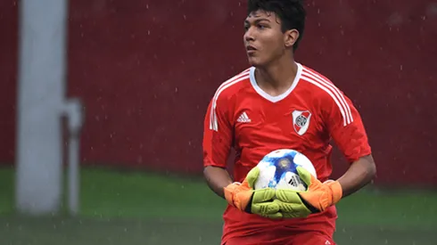 Agustín Gómez, el arquero juvenil que apareció en el banco de la Bombonera por un brote de Covid.