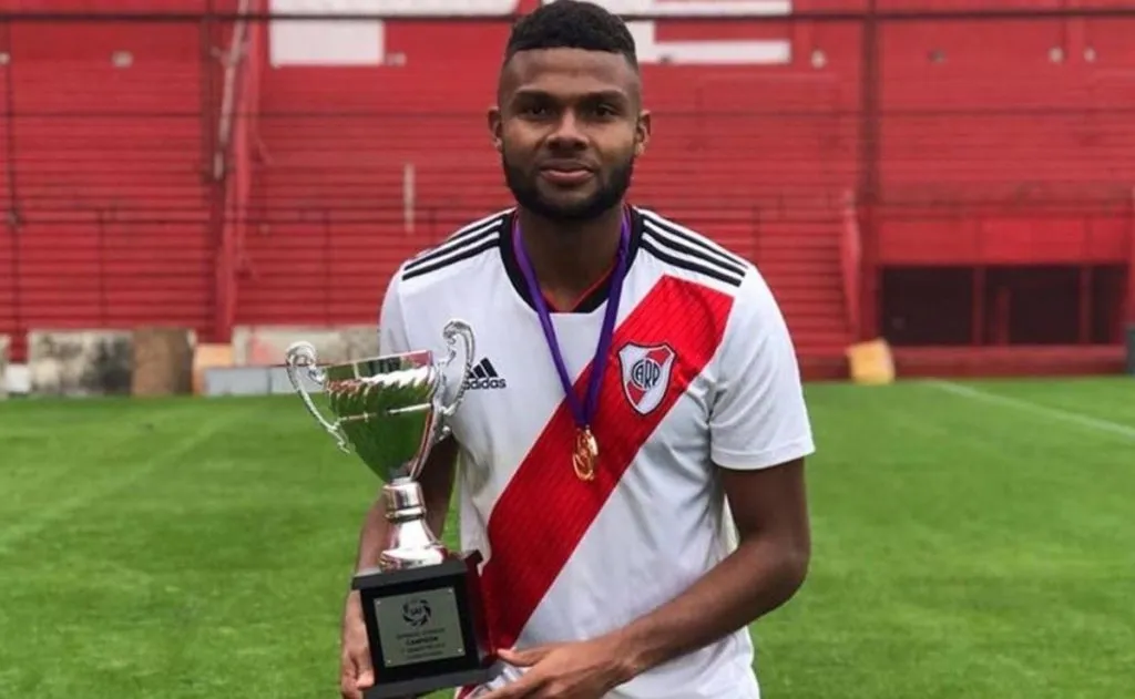 El defensor venezolano rescindió contrato con River en 2023.