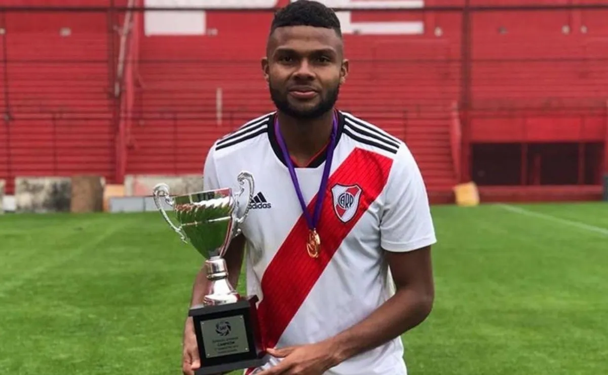 El defensor colombiano rescindió contrato con River en 2023.