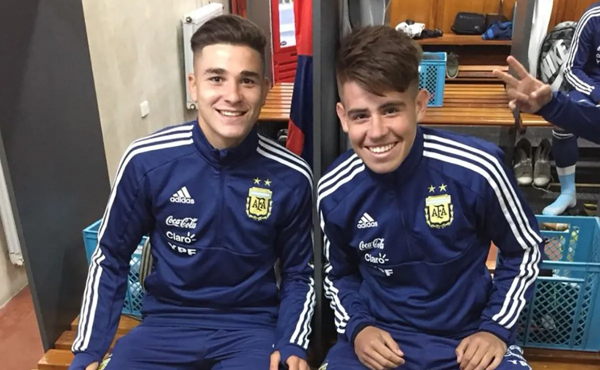 Jugó con Julián Álvarez en la Selección y ahora se va libre.