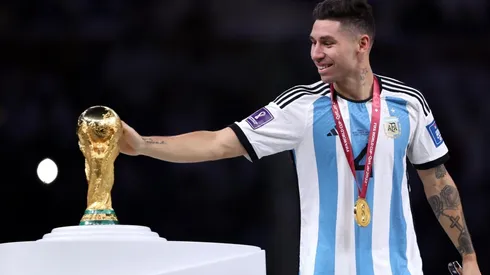 Gonzalo Montiel junto a la dorada.