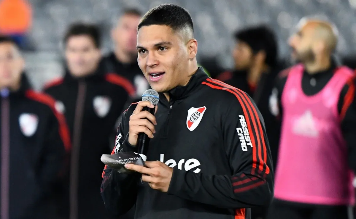 Juanfer leyendo la carta de los hinchas para Marcelo Gallardo en su despedida del Monumental.