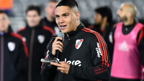 Juanfer leyendo la carta de los hinchas para Marcelo Gallardo en su despedida del Monumental.