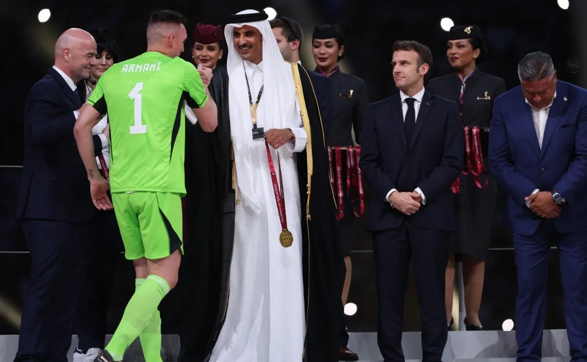 Franco Armani recibe la medalla como campeón del mundo.