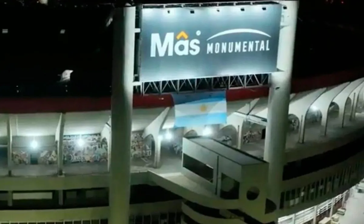La bandera Argentina en el Monumental.