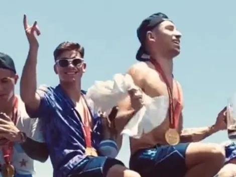 VIDEO: los festejos de Julián, Enzo y Montiel arriba del micro