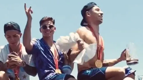 La locura riverplatense arriba del micro en plena autopista.