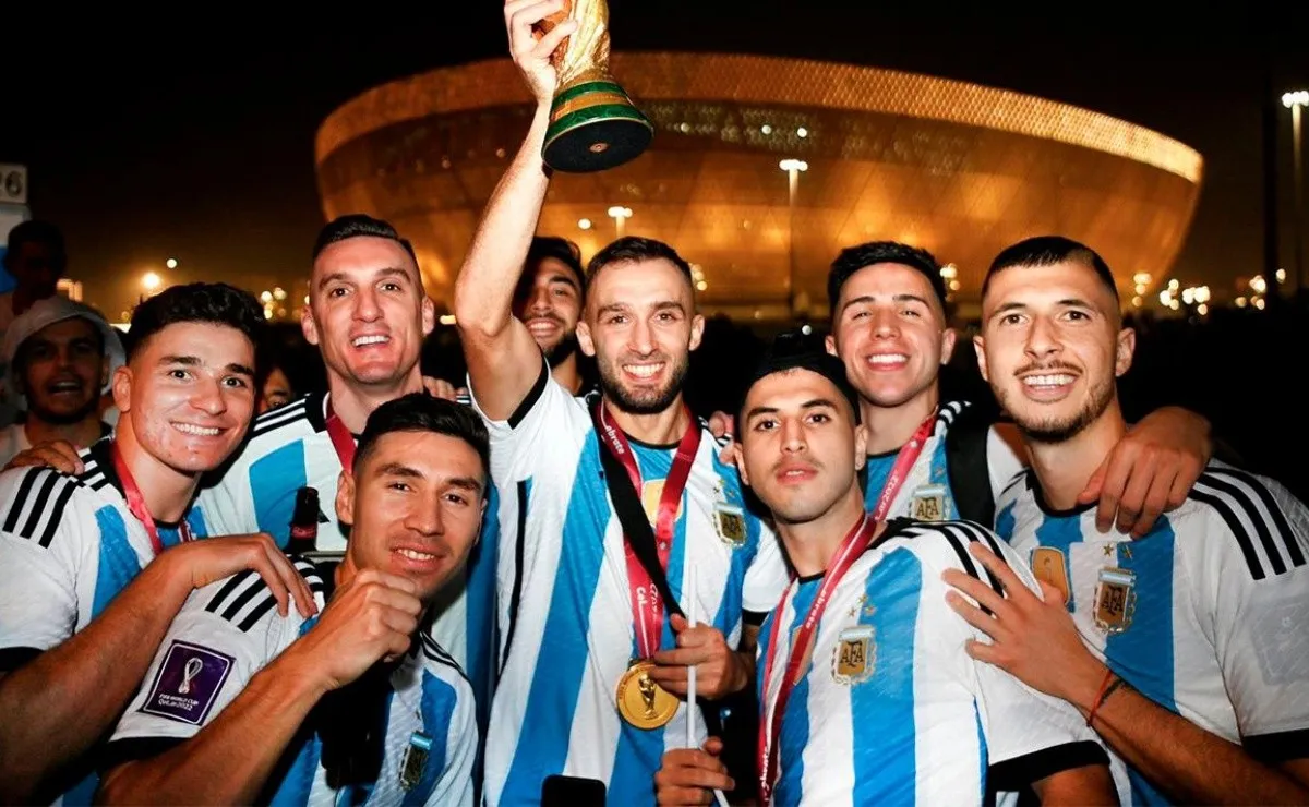Armani y los 6 ex River con la Copa del Mundo y el Lusail de fondo.