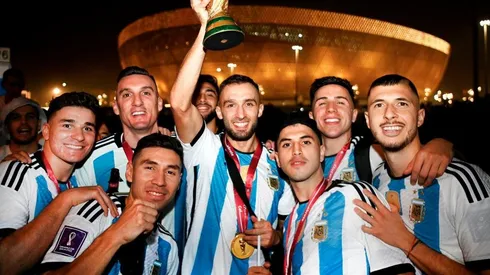 Armani y los 6 ex River con la Copa del Mundo y el Lusail de fondo.
