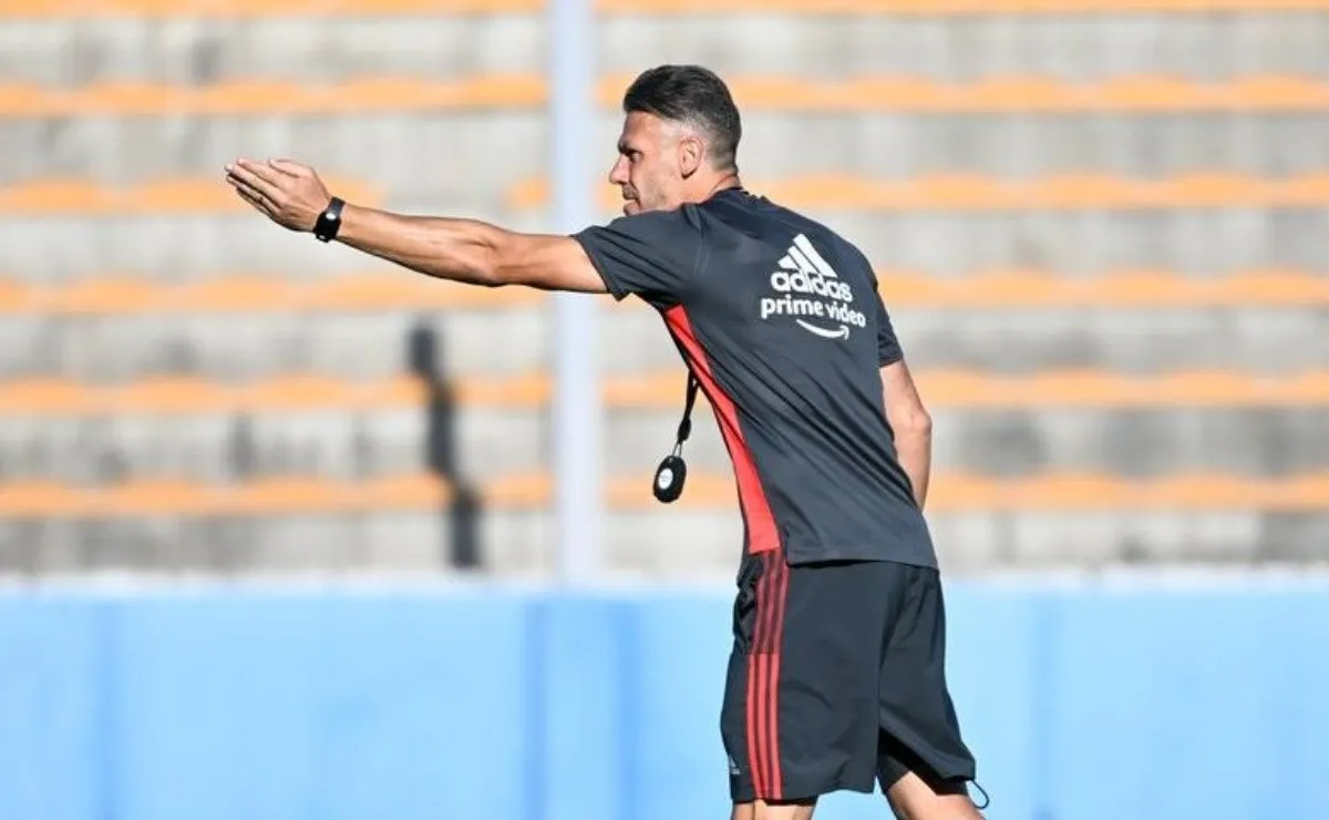 Martín Demichelis dando indicaciones en la práctica del Más Grande en San Luis.