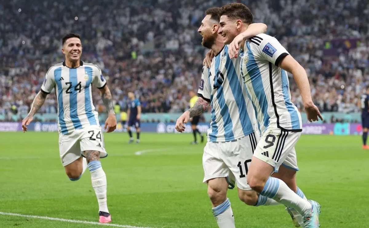 Enzo y Julián celebrando junto a Messi: los pibes de River son las grandes figuras de este Mundial