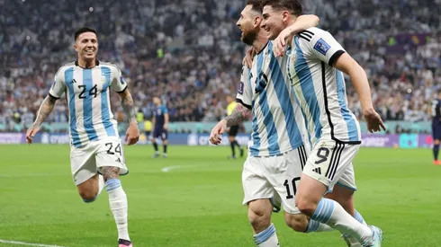 Enzo y Julián celebrando junto a Messi: los pibes de River son las grandes figuras de este Mundial