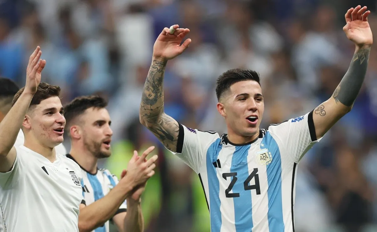 Enzo se sumó a la locura de los festejos en pleno estadio con todo el plantel.