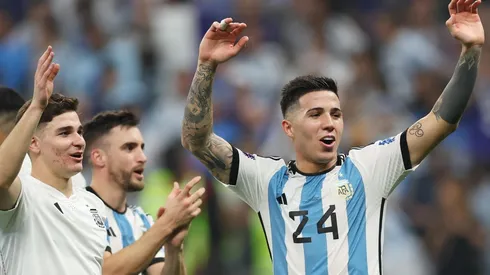 Enzo se sumó a la locura de los festejos en pleno estadio con todo el plantel.