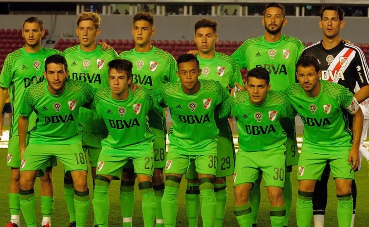 En diciembre de 2016 River enfrentó a Independiente con esta camiseta verde en homenaje a Chapecoense.