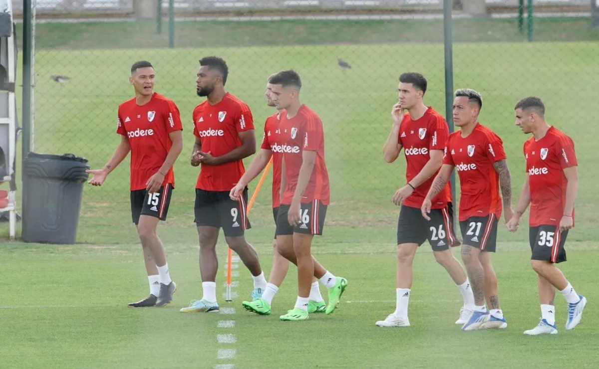 River se entrenó en el predio de Ezeiza con la mayoría de jugadores a la par.