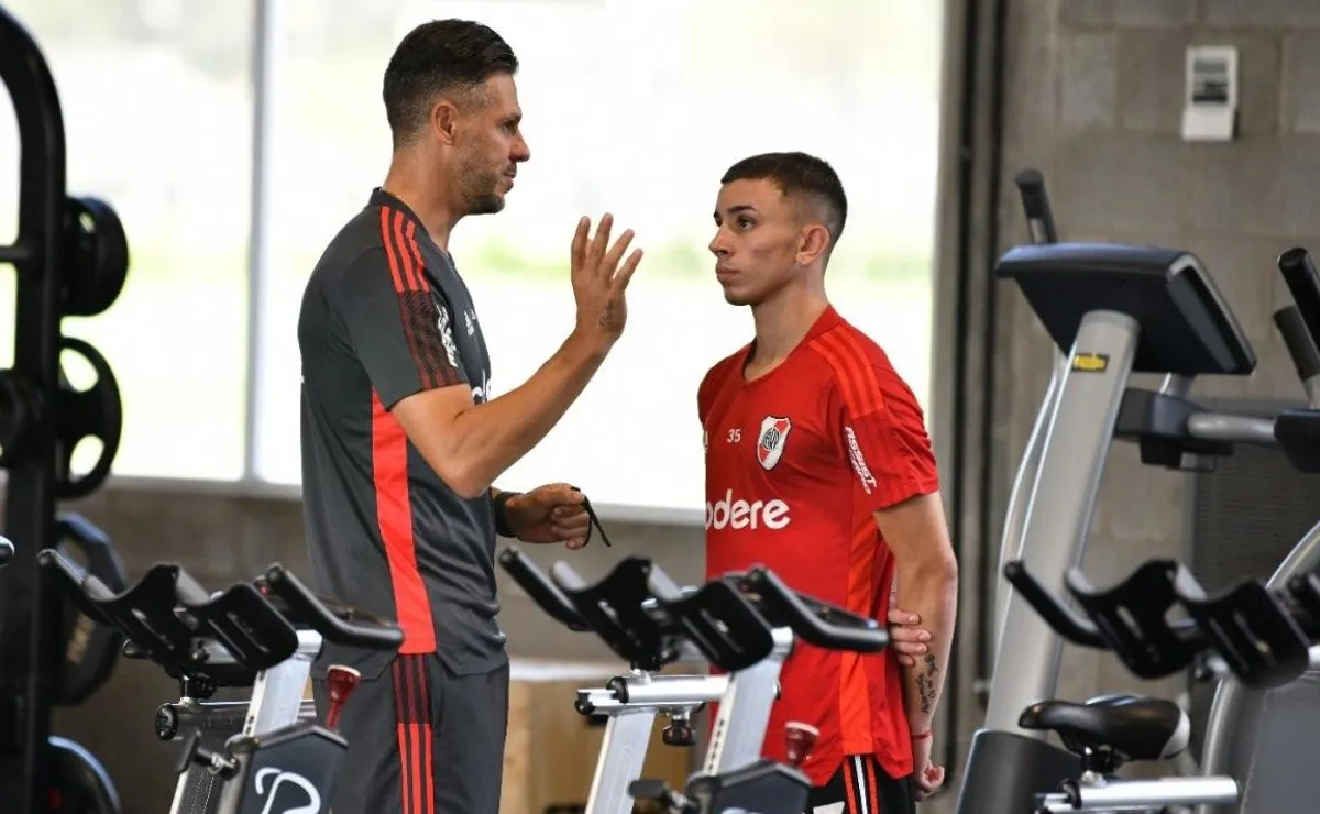 Micho puso primera en River y conoció a los jugadores en Ezeiza.