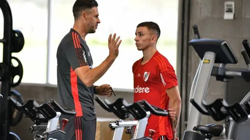 Micho puso primera en River y conoció a los jugadores en Ezeiza.