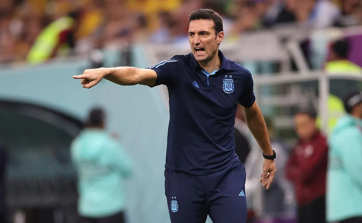 Lionel Scaloni habría decidido jugar con tres centrales en el fondo.