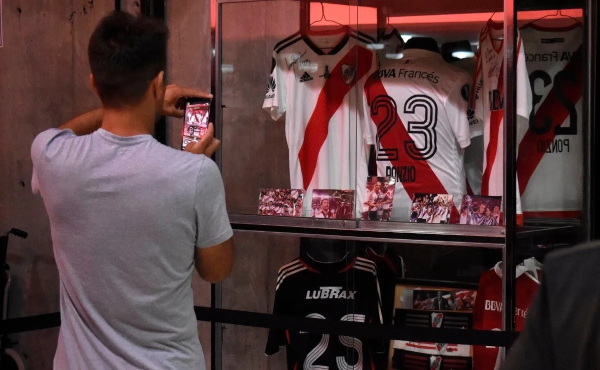 Leo Ponzio visitó su muestra en el Museo River.