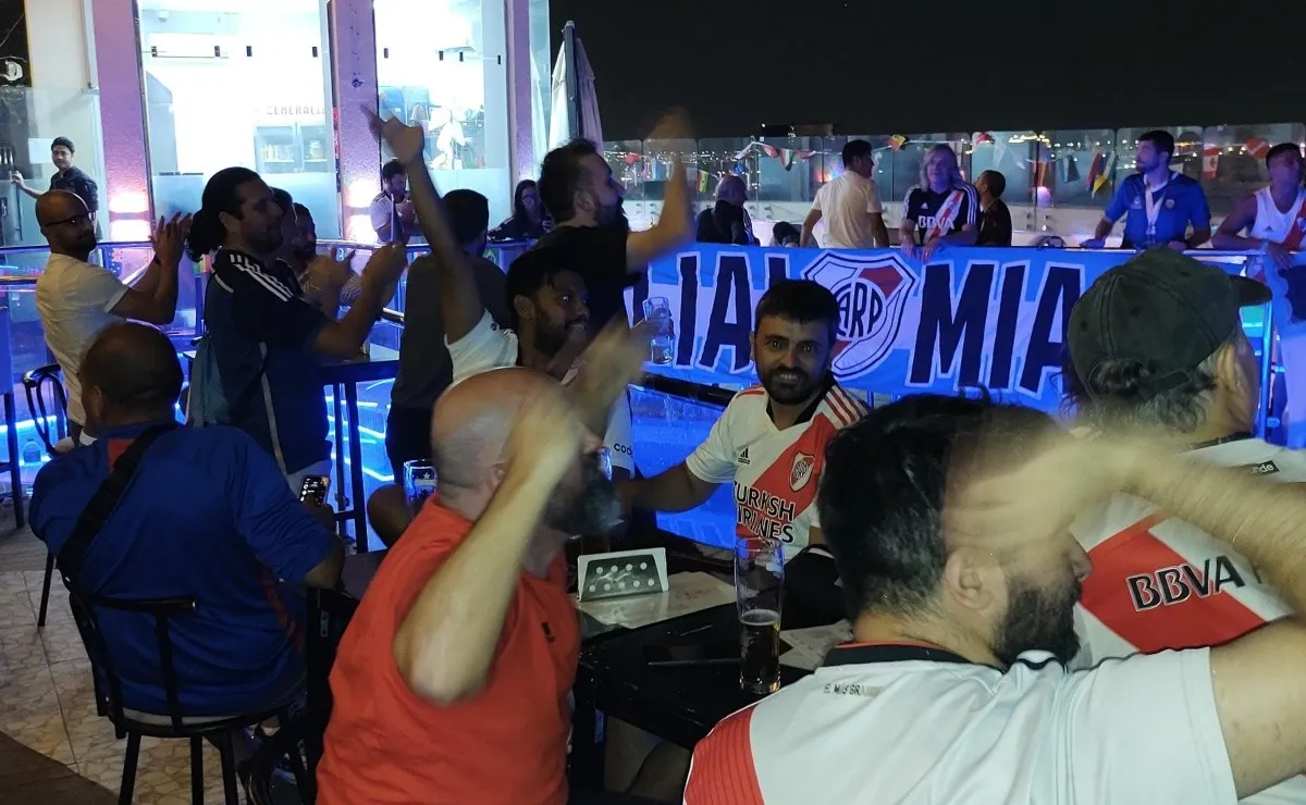 Los hinchas millonarios se autoconvocaron para celebrar el 9 de diciembre en Qatar.
