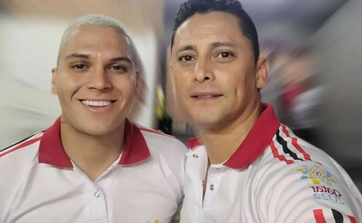 Juanfer junto a Giovanni Hernández en el Partido de las Estrellas en Colombia.