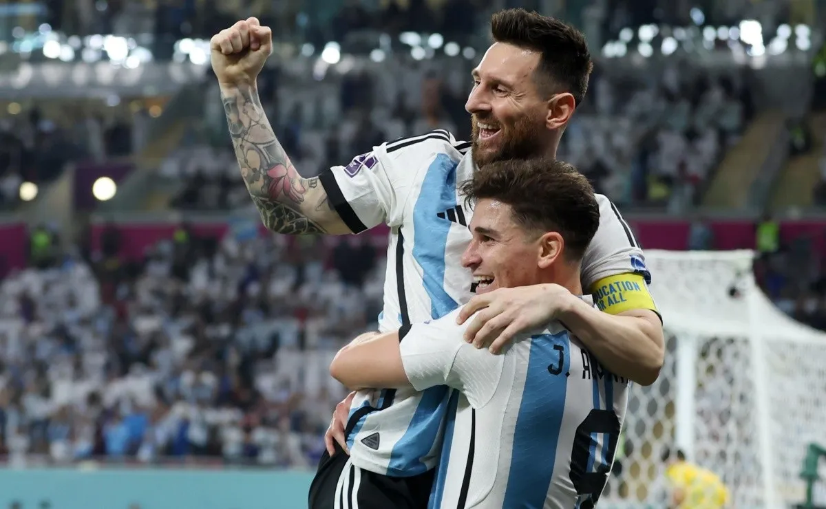 El abrazo de Messi y Julián para el triunfo de Argentina y para un nuevo acierto del CM de River.