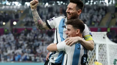 El abrazo de Messi y Julián para el triunfo de Argentina y para un nuevo acierto del CM de River.