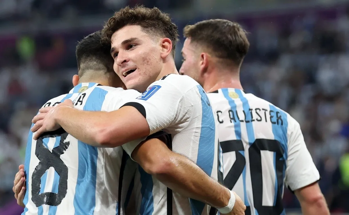 Julián, ovacionado por los hinchas y aclamado por sus compañeros