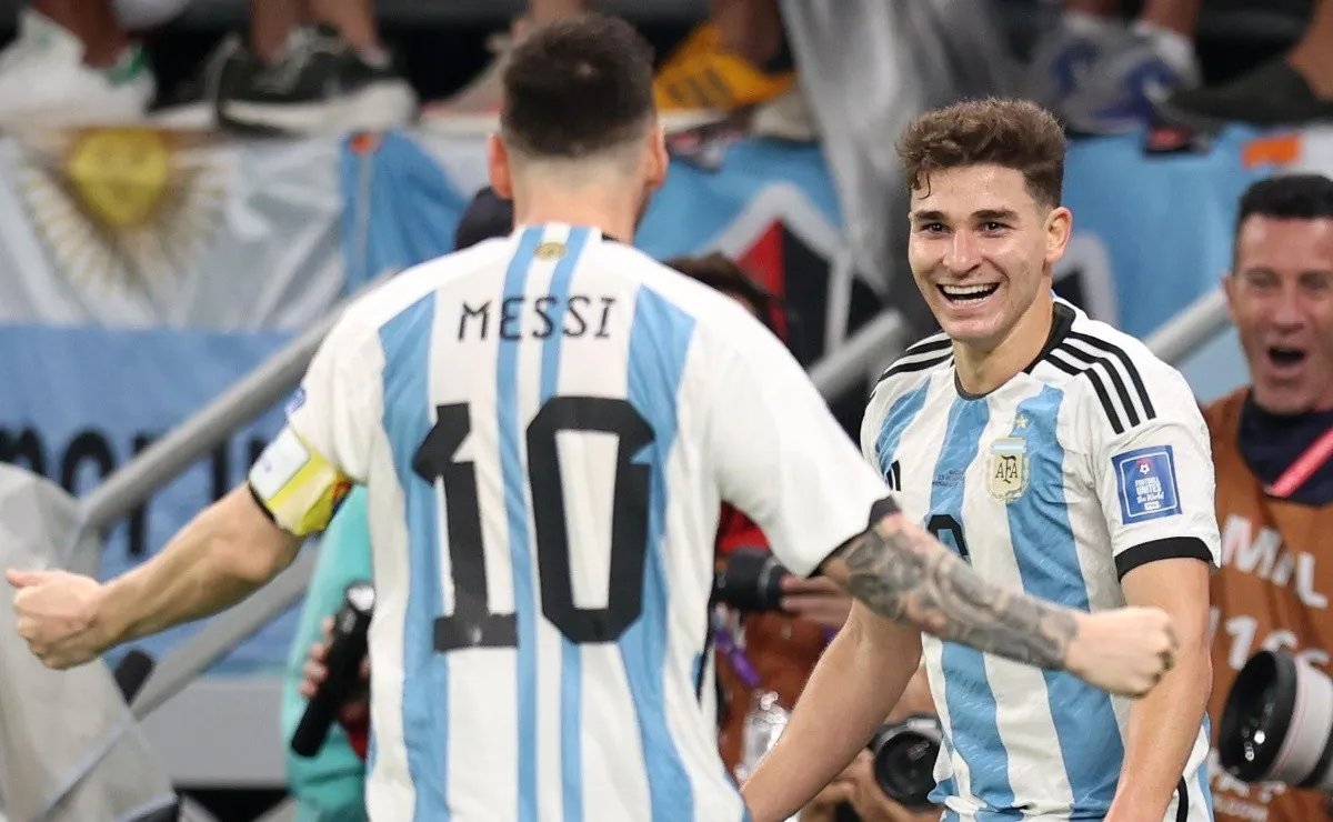 Julián volvió a marcar y sigue rompiéndola en la Selección Argentina.