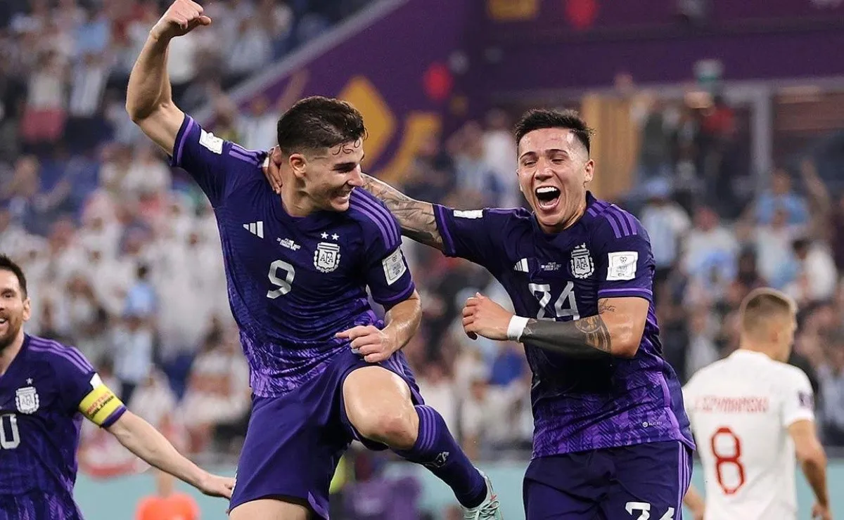 Julián y Enzo celebran el golazo del cordobés ante Polonia.