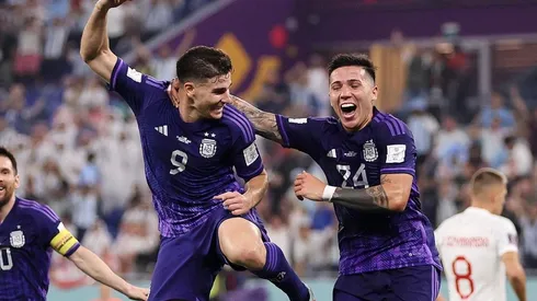 Julián y Enzo celebran el golazo del cordobés ante Polonia.