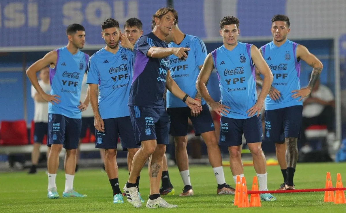 La Selección Argentina se prepara para enfrentar a Polonia en otro partido clave.