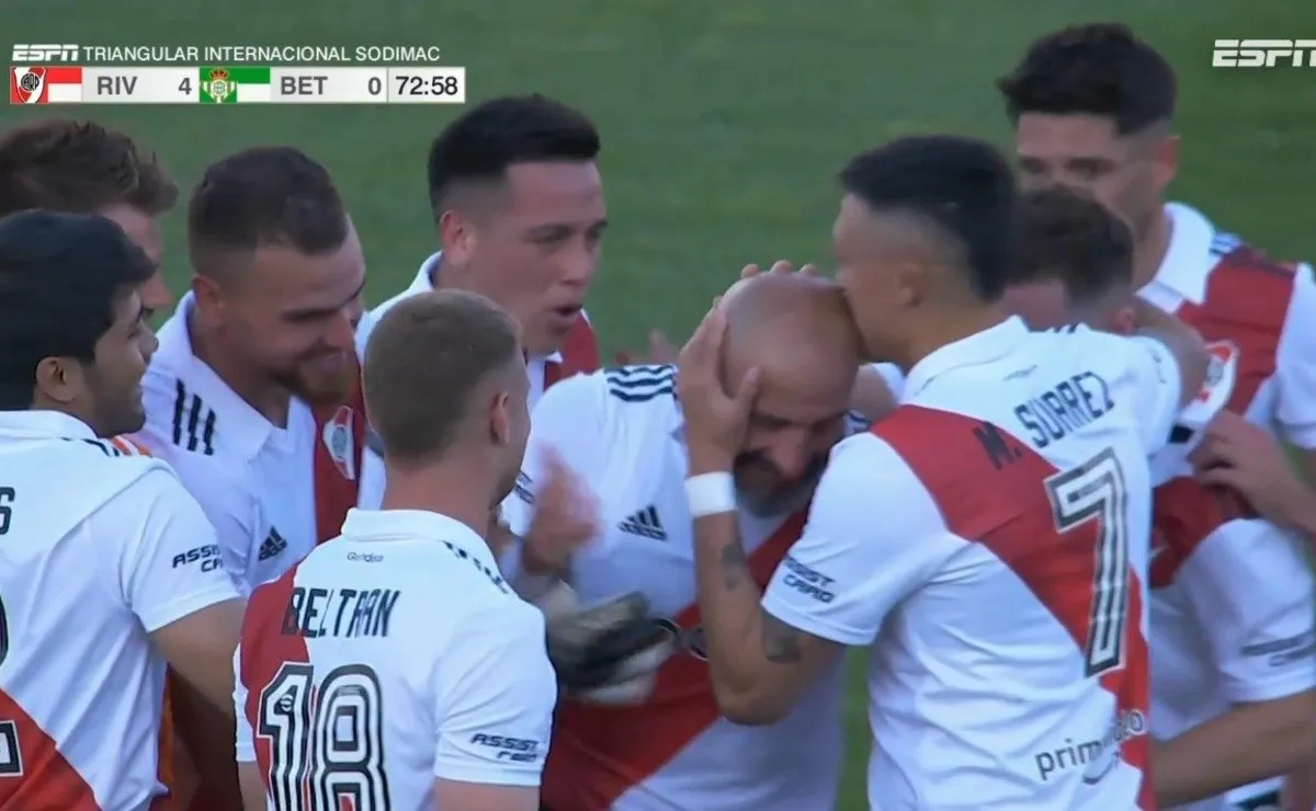 Todos los jugadores del Millonario despidieron a su capitán.