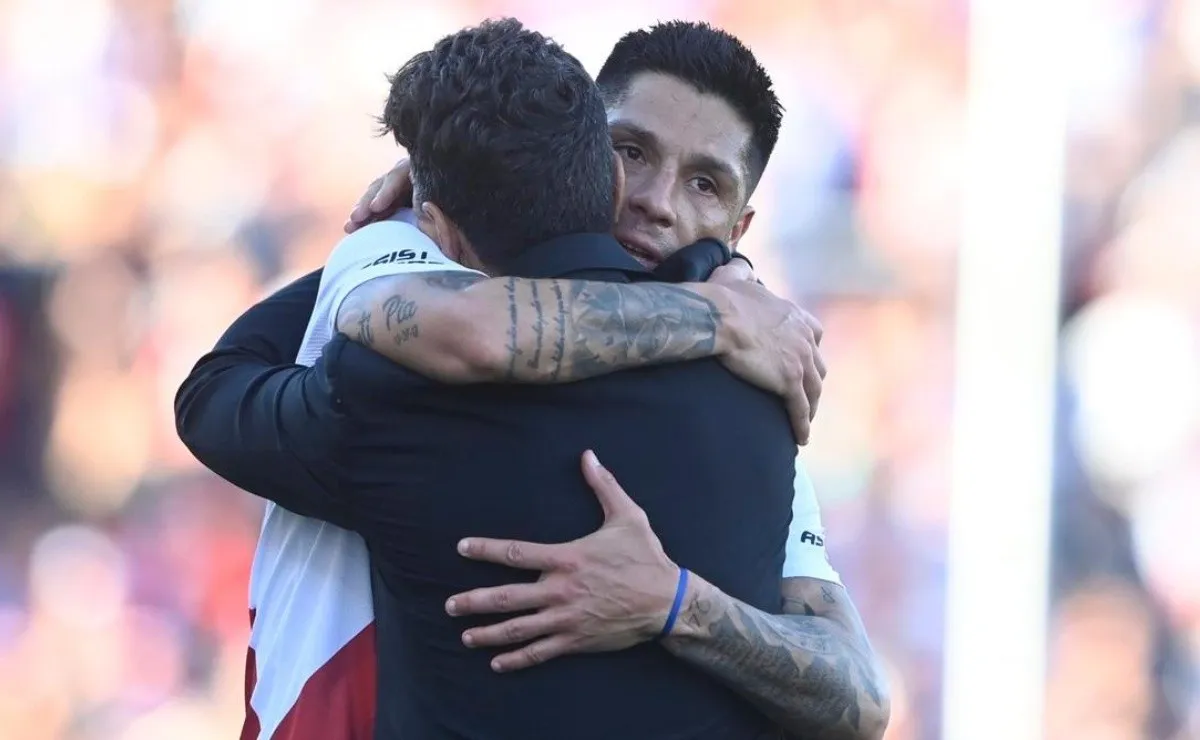 El abrazo eterno entre Enzo y el Muñeco en Mendoza