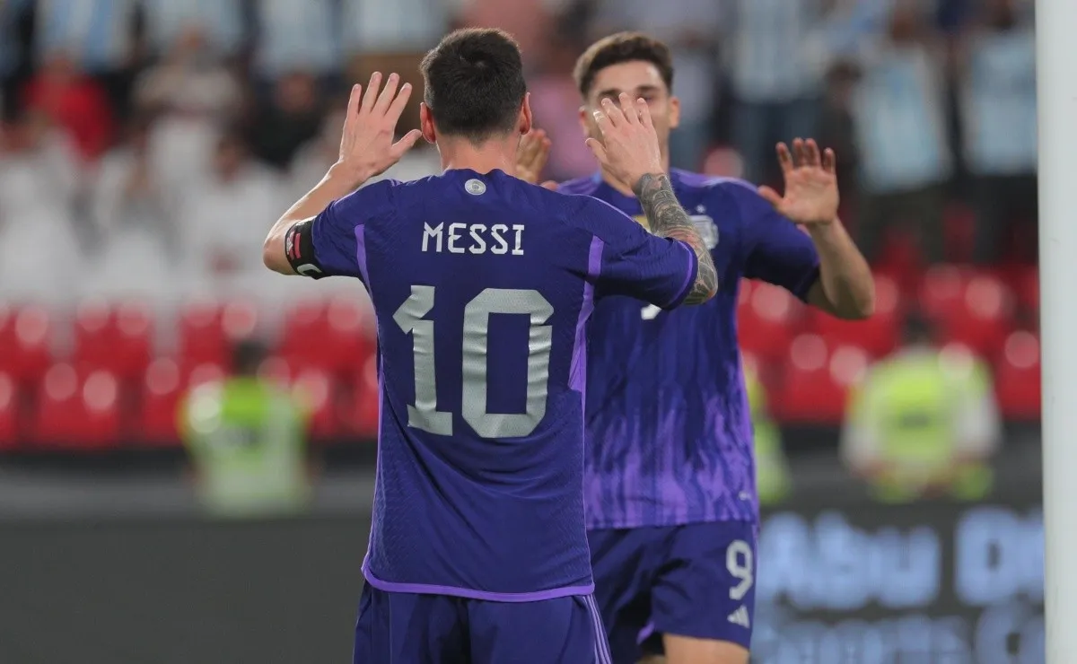 Messi picó en una contra y se la sirvió a Julián para que definiera y pusiera el 1-0.